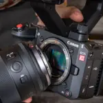 Canon EOS C50 με φακό RF που προσαρμόζεται στη μοντούρα της κάμερας