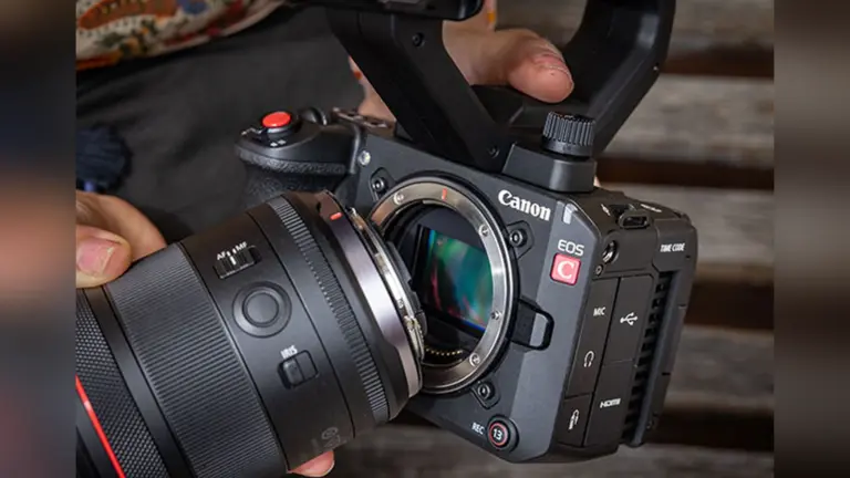Canon EOS C50 με φακό RF που προσαρμόζεται στη μοντούρα της κάμερας