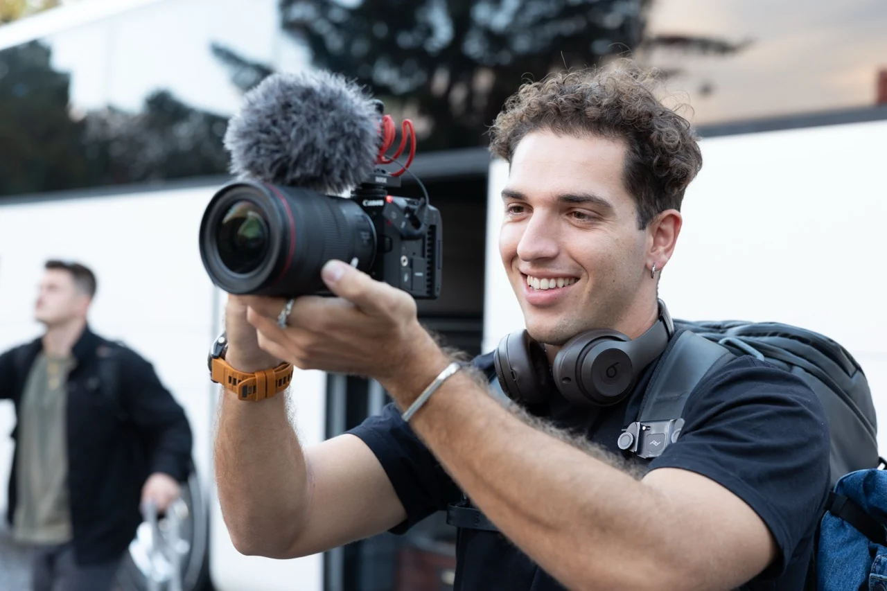 Δημιουργός κινηματογραφεί με κάμερα Canon στην Canon Vision 2026