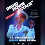 Επίσημη αφίσα David Bowie in Stage με τον Bowie να τραγουδά και την ημερομηνία πρεμιέρας στο Βερολίνο