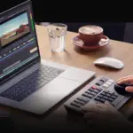 DaVinci Resolve Studio σε laptop με DaVinci Resolve Speed Editor πάνω σε γραφείο