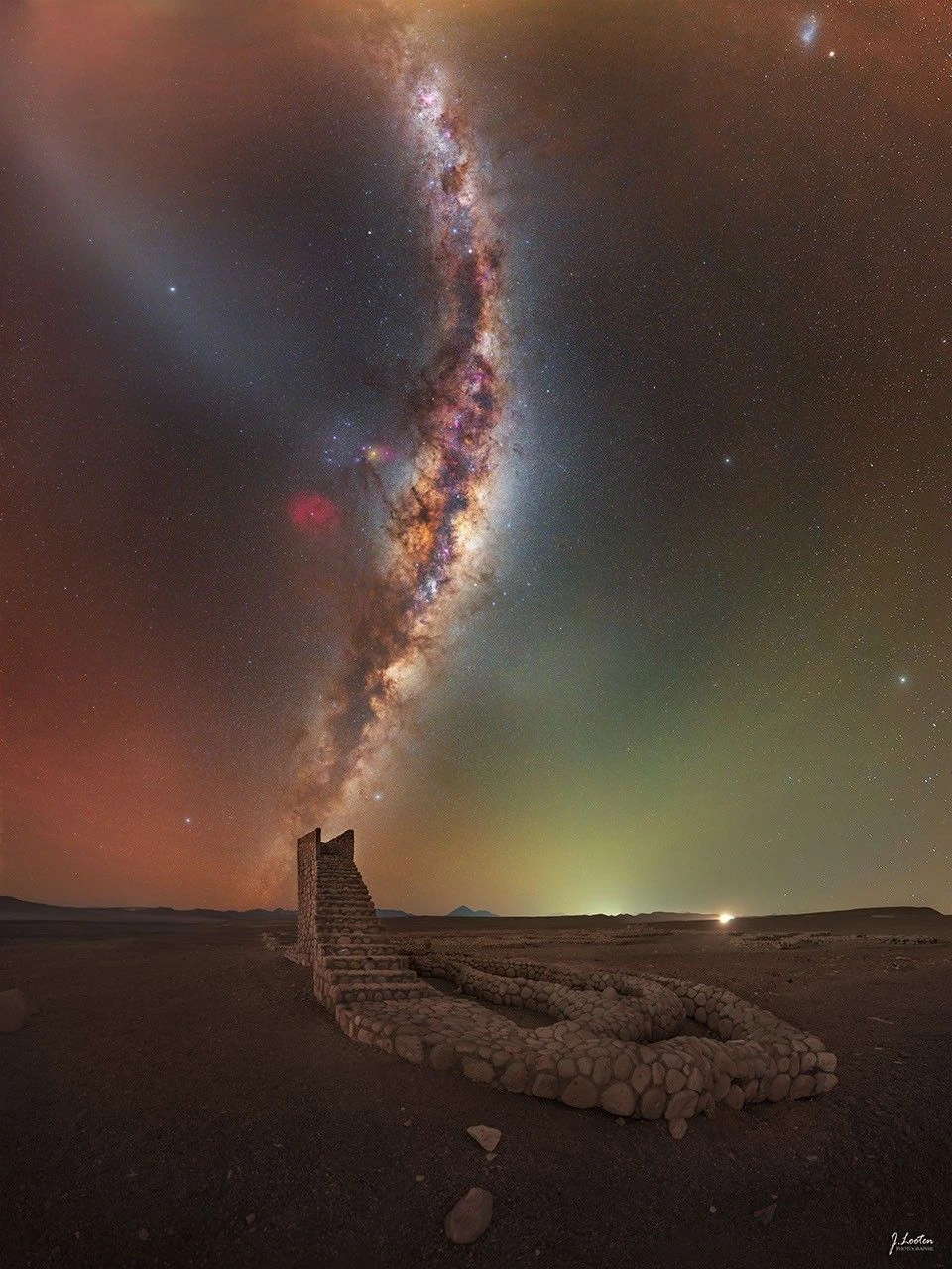 Η πέτρινη Desert Staircase στην έρημο Ατακάμα με τη φωτεινή ζώνη του Γαλαξία σχεδόν κατακόρυφη από πάνω της