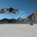DJI Avata 360 σε πτήση μπροστά από βραχώδες τοπίο