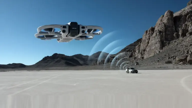 DJI Avata 360 σε πτήση μπροστά από βραχώδες τοπίο