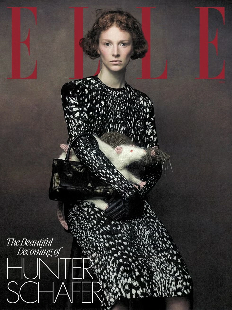 Η Hunter Schafer στο εξώφυλλο του ELLE με ασπρόμαυρο φόρεμα και πλεκτά ποντίκια.