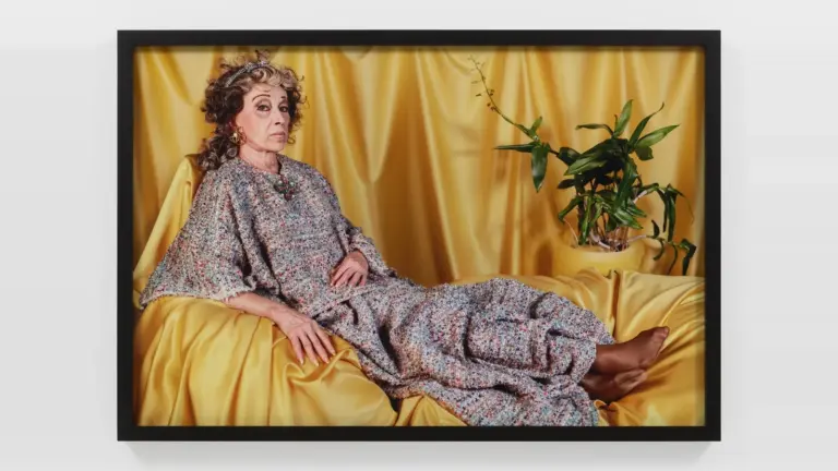 Η Cindy Sherman αλλάζει ξανά πρόσωπο: η Chanel, η ηλικία και οι νέες φωτογραφίες της