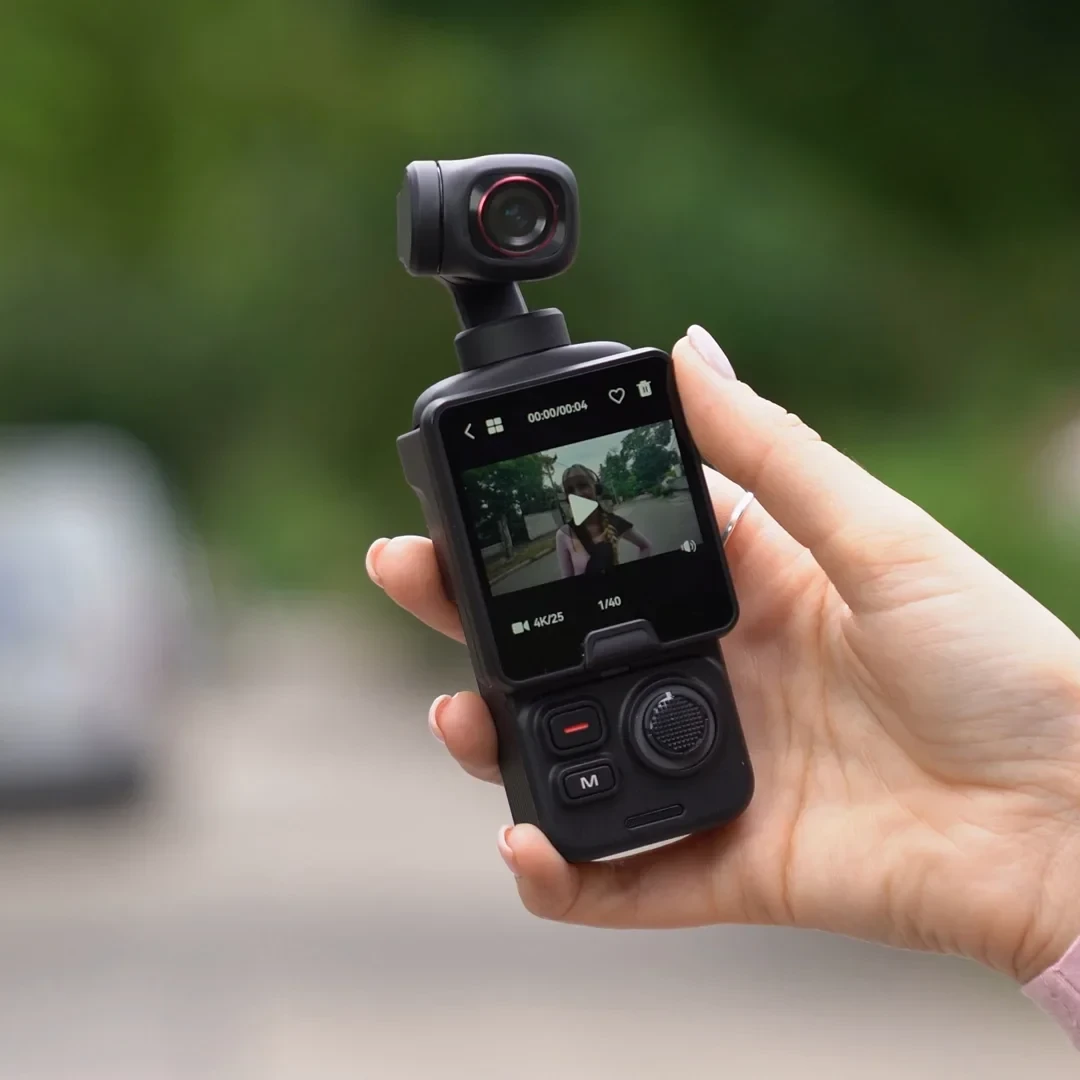 Η Feiyu Pocket 4 στο χέρι με ενεργή οθόνη και μηχανικό gimbal