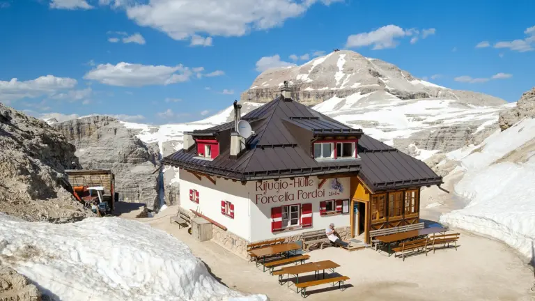 Το καταφύγιο Rifugio Forcella Pordoi στους Δολομίτες με το Piz Boè στο βάθος