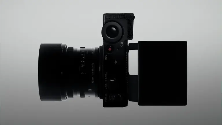 Η Sigma FP2 από το πλάι με φακό και ανοιχτή οθόνη