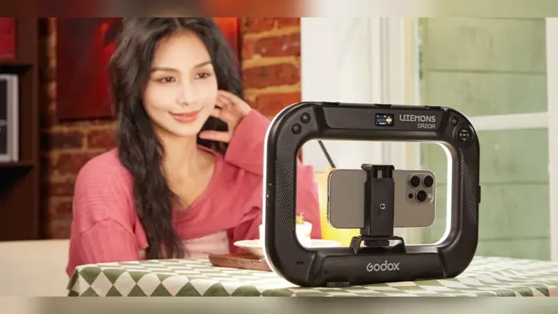 Το Godox SR20R φωτίζει και στηρίζει το smartphone στην ίδια κατασκευή