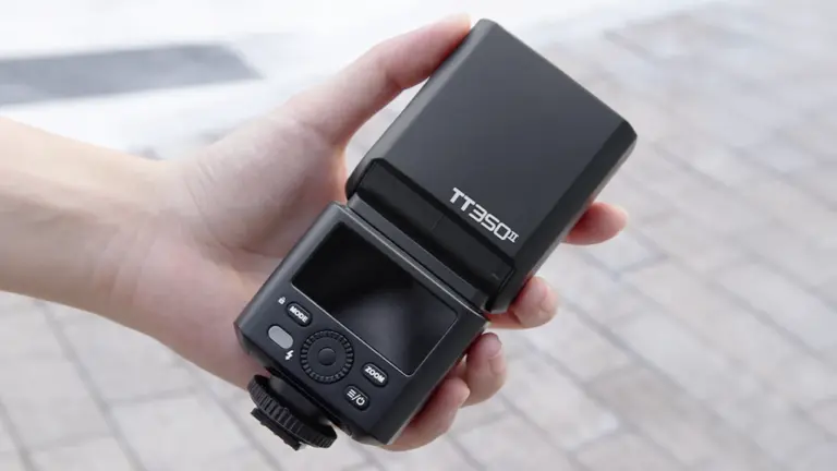 Νέο Godox TT350II speedlight με οθόνη στο χέρι φωτογράφου