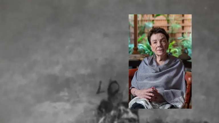 Πορτρέτο της Graciela Iturbide πάνω σε ασπρόμαυρο φωτογραφικό φόντο.