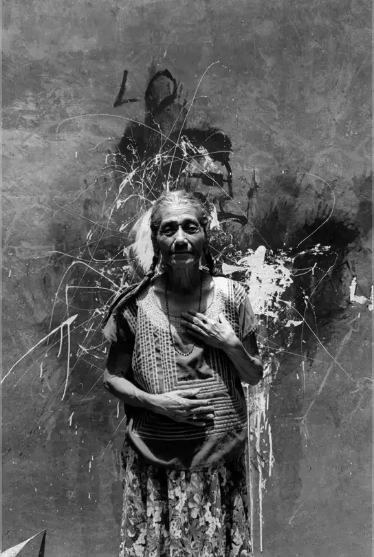 Το Na’ Lupe Pan της Graciela Iturbide: γυναίκα μπροστά σε τοίχο με αφηρημένα σχέδια.