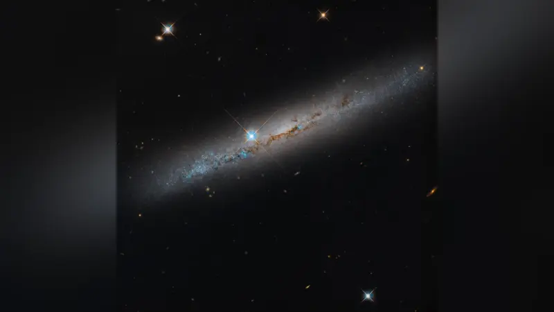 Το Hubble φωτογράφισε έναν γαλαξία από το πλάι και αποκάλυψε τι κρύβεται στη σκόνη του