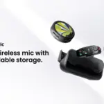 Το Insta360 Mic με δύο πομπούς E-Ink, δέκτη και θήκη φόρτισης.