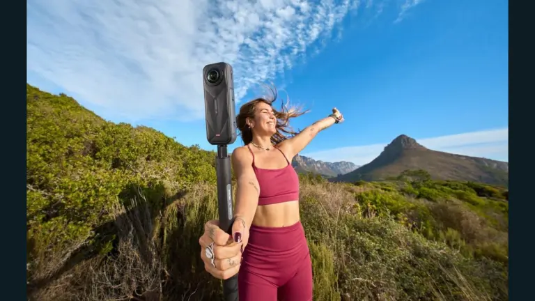 Γυναίκα χρησιμοποιεί κάμερα 360° Insta360 X5 σε εξωτερικό χώρο