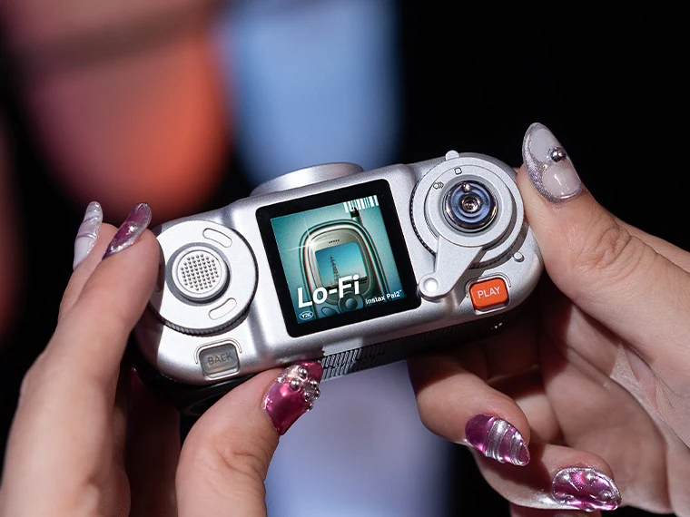 Πίσω πλευρά Fujifilm instax Pal 2 με οθόνη και χειριστήρια