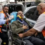 Ο φωτογράφος του AFP Jaafar Ashtiyeh μεταφέρεται σε ασθενοφόρο μετά την επίθεση στην Aqraba