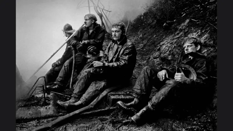 Τέσσερις εξαντλημένοι πυροσβέστες στη φωτογραφία Lull in the Battle του Jerry Gay