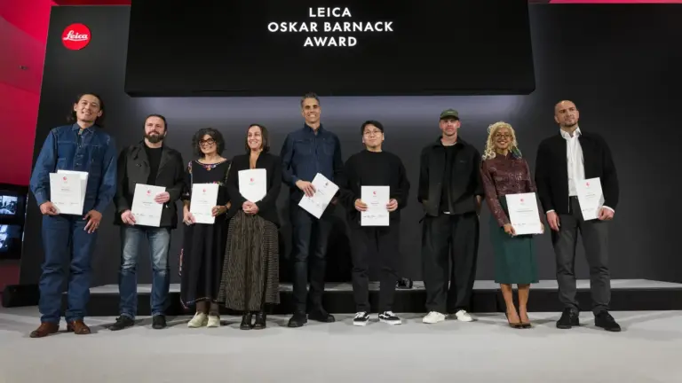 Φωτογράφοι της shortlist του Leica Oskar Barnack Award 2026 στη σκηνή της απονομής