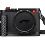 Leica Q3 43 Formula 1 Edition σε μαύρο με carbon grip, λογότυπο F1 και ειδικό ιμάντα
