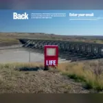 Η επίσημη σελίδα της επιστροφής του LIFE με το φράγμα Fort Peck και το κόκκινο σήμα του περιοδικού