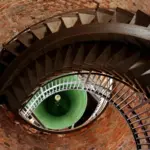 Η φωτογραφία Eye of the Tower του Mehmet Yasa με ελικοειδή σκάλα και πράσινη καμπάνα