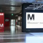 Είσοδος του MOMUS Air στο αεροδρόμιο Θεσσαλονίκης, με φωτεινή σήμανση