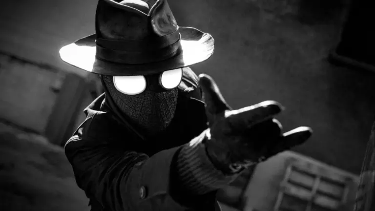 Ο μασκοφόρος ήρωας του Spider-Noir με καπέλο και λευκούς φακούς σε ασπρόμαυρο πλάνο