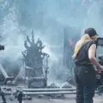 Συνεργείο με κινηματογραφικές κάμερες σε εξωτερικό σκηνικό του The Exorcism of Nixie.