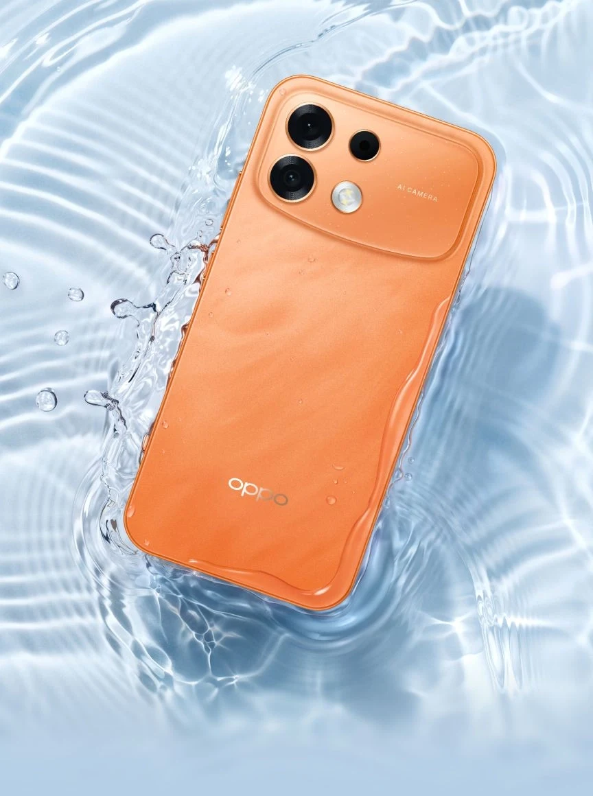 Πορτοκαλί OPPO F35 Pro 5G μέσα σε νερό
