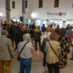 Επισκέπτες παρακολουθούν εκδήλωση κατά τα εγκαίνια του Photopolis Festival 2026 στο Αγρίνιο