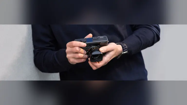 Φωτογράφος κρατά ψηφιακή rangefinder φωτογραφική μηχανή Pixii με φακό Leica M