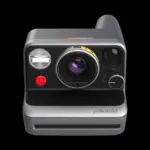 Η Polaroid Mod instant κάμερα σε εμπρόσθια όψη πάνω σε μαύρο φόντο