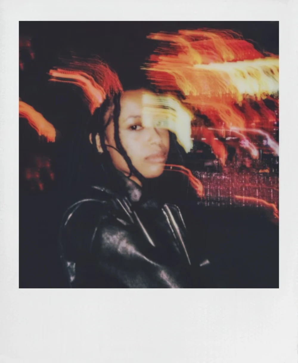 Δείγμα Motion Freeze από Polaroid Mod με πορτρέτο και φωτεινές διαδρομές στο φόντο