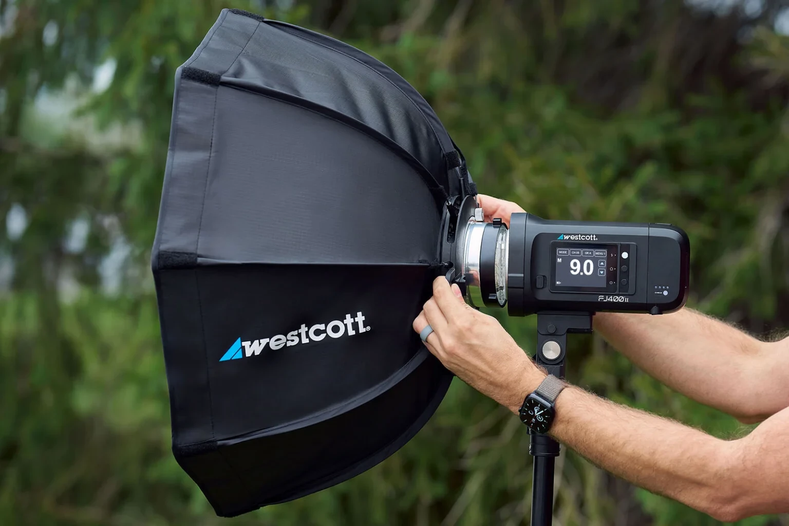 Softbox Westcott συνδέεται με φωτιστικό μέσω Bowens Switch Insert