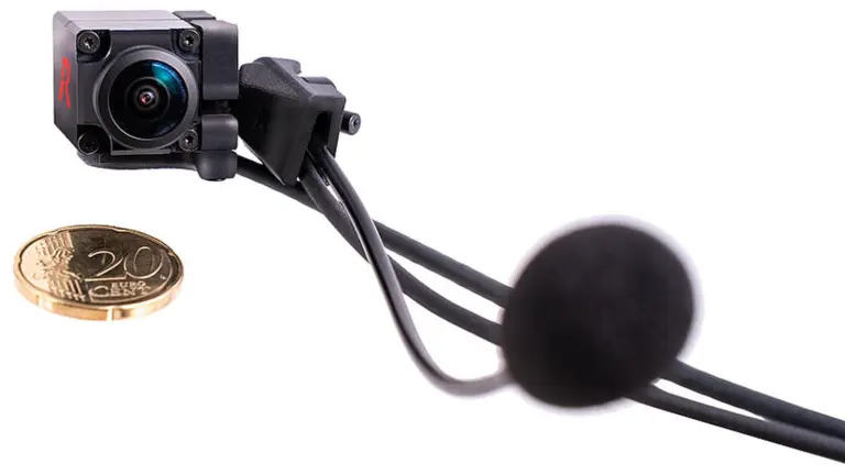 Η μικροσκοπική Riedel RefCam δίπλα σε νόμισμα 20 λεπτών