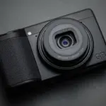 Μαύρη Ricoh GR compact φωτογραφική μηχανή σε σκούρο φόντο