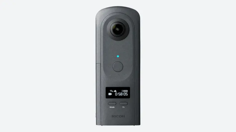 Η επαγγελματική κάμερα 360 μοιρών RICOH360 THETA A1 σε εμπρός όψη