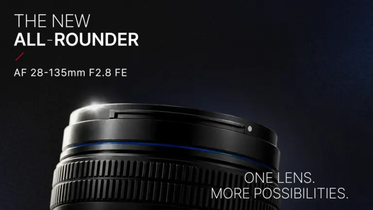 Κοντινό στον Samyang AF 28-135mm F2.8 FE με τις επιγραφές The New All-Rounder και One Lens. More Possibilities.