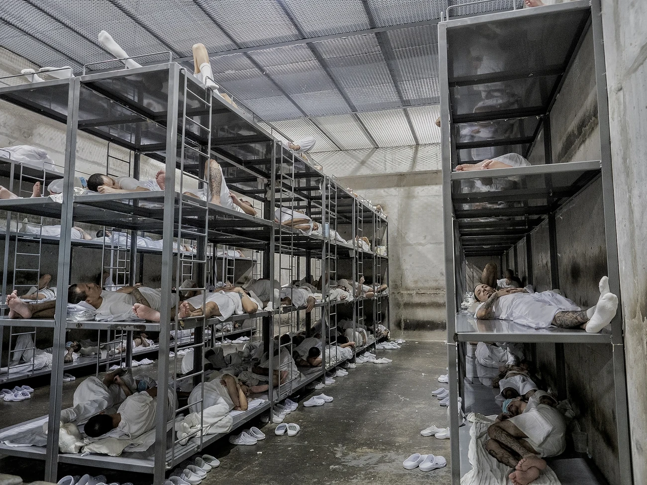Μεταλλικές κουκέτες σε μεγάλο θάλαμο της φυλακής CECOT