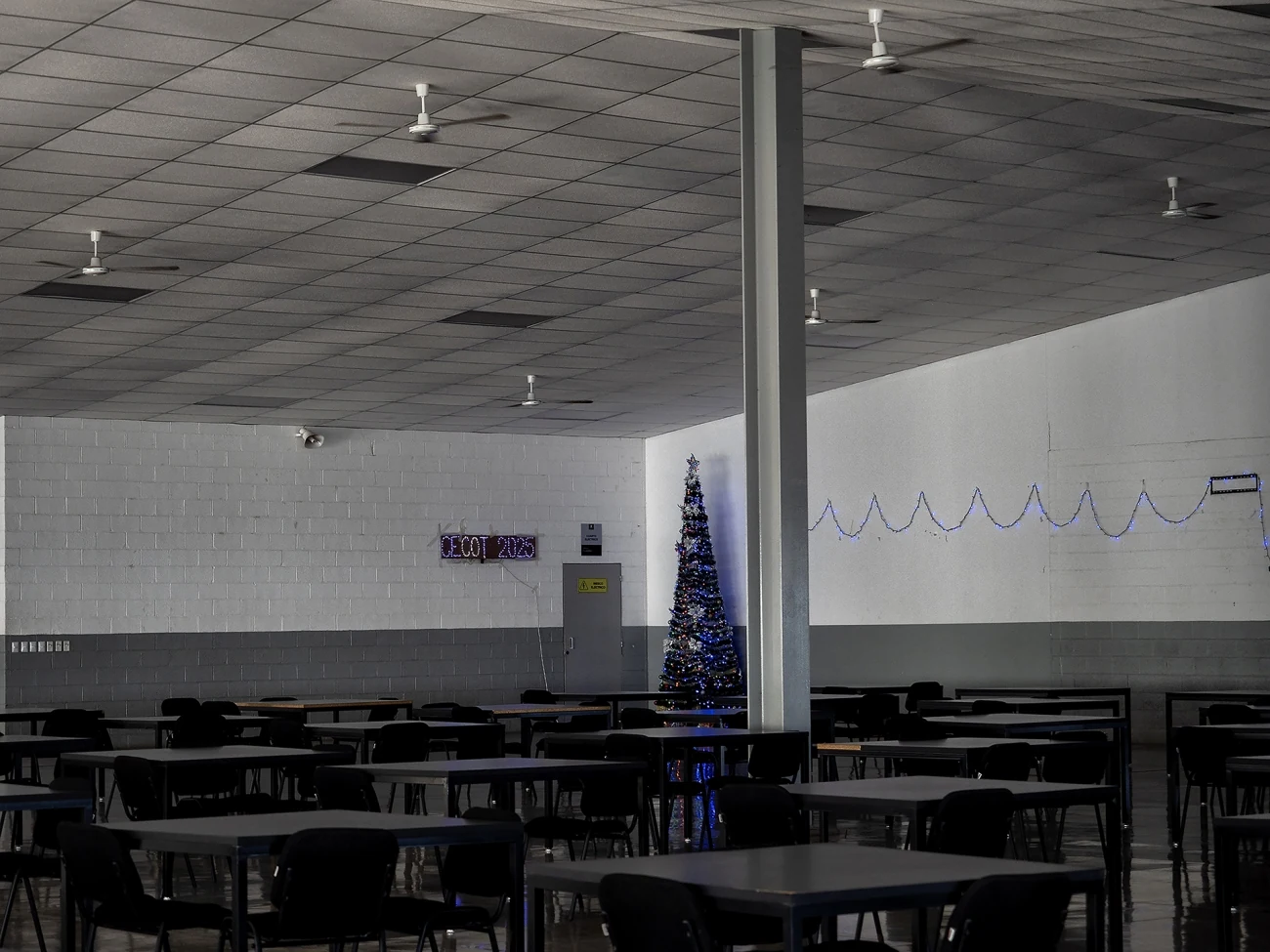 Άδεια αίθουσα με σειρές τραπεζιών στη φυλακή CECOT