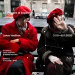 Αφίσα Six Degrees of Separation με δύο γυναίκες σε παγκάκι με κόκκινους μπερέδες