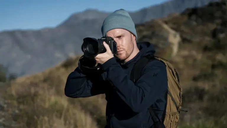 Φωτογράφος χρησιμοποιεί Sony Alpha 7R VI σε ορεινό τοπίο