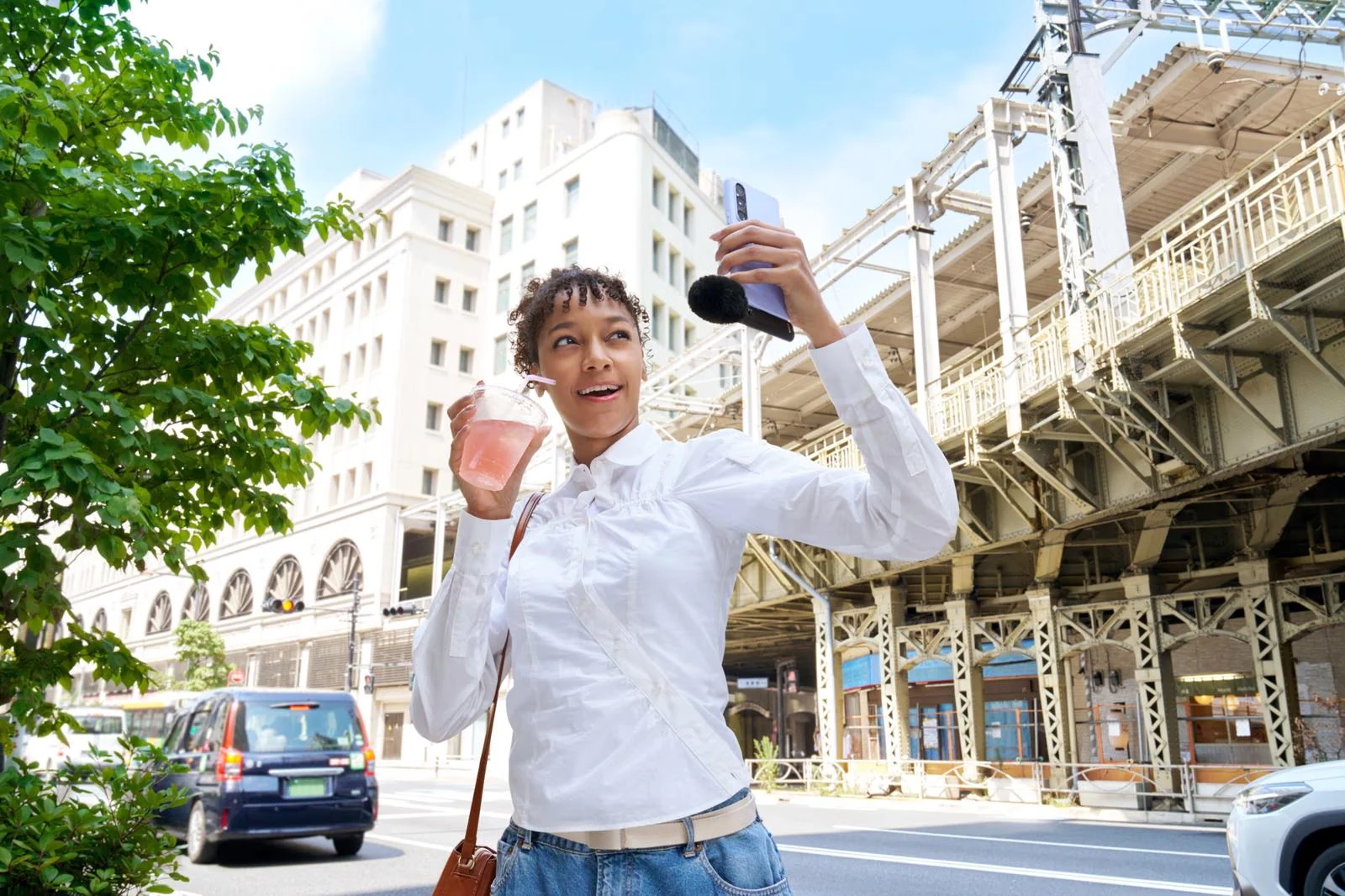 Δημιουργός καταγράφει selfie video με smartphone και Sony ECM-AX10