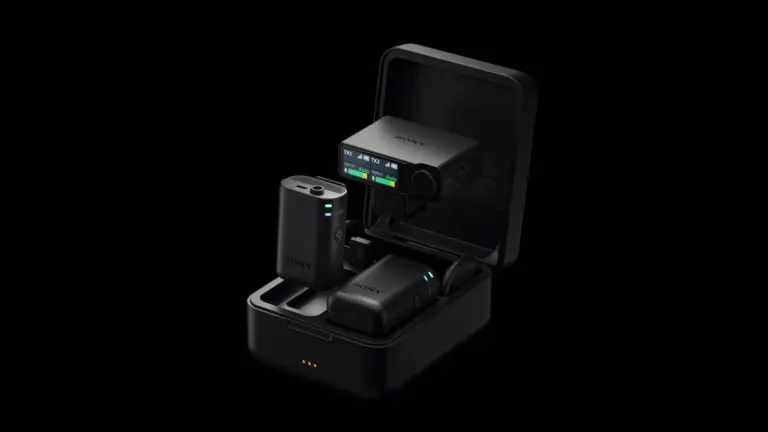 Sony ECM-W5: δύο πομποί και δέκτης μέσα σε ανοιχτή μαύρη θήκη φόρτισης