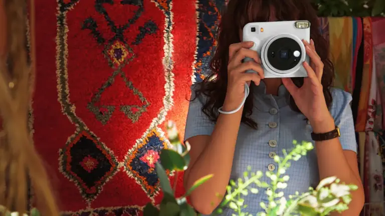 Fujifilm instax SQUARE 2: Η νέα φιλμάτη κάμερα αλλάζει τα χρώματα της φωτογραφίας με έναν διακόπτη