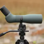 Το SWAROVSKI OPTIK AT Endura 21-65x75 τοποθετημένο σε τρίποδο στο πεδίο