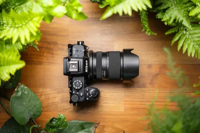 Ο Tamron 16-50mm F2.8 A πάνω σε φωτογραφική μηχανή Nikon Z