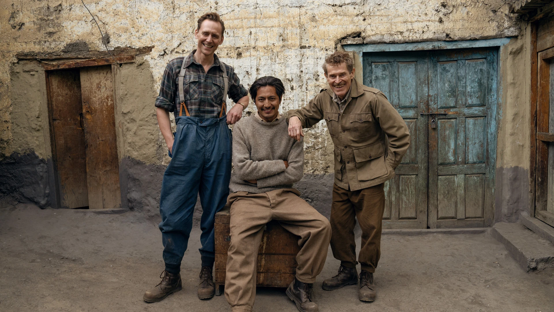 Tom Hiddleston Genden Phuntsok και Willem Dafoe σε κινηματογραφική σκηνή της Tenzing